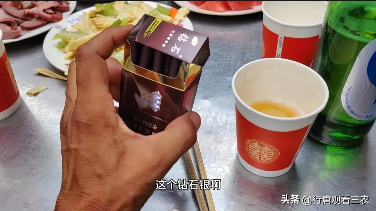 现在农村结婚花五六十万，看看都喝什么档次的酒，吸什么档次的烟  第4张